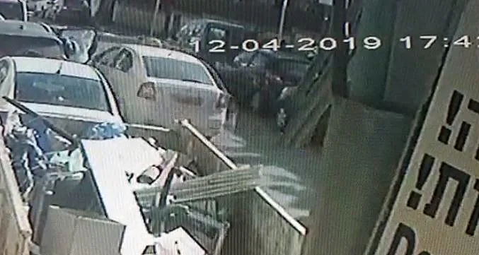 נהג מונית פוגע בדלת של מכונית ובורח