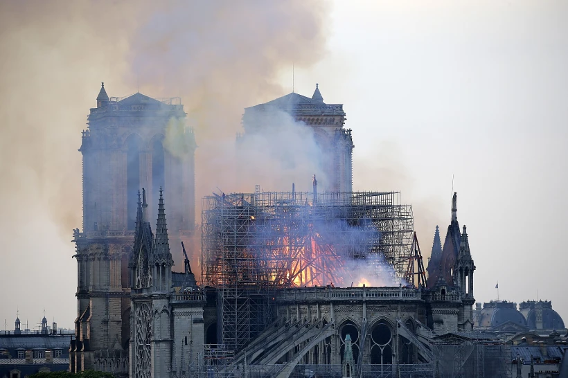 מאמצי כיבוי השריפה בנוטרדאם בפריז