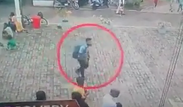 תיעוד ממצלמות האבטחה של אחד המחבלים לפני פיגוע באחת הכנסיות בסרי לנקה