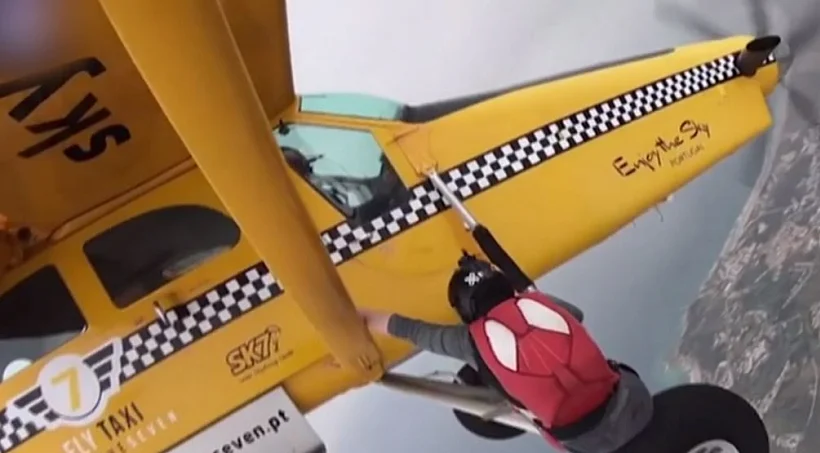 תיעוד של פעלולן בחליפת כנפיים מעביר בננה לטייס מטוס