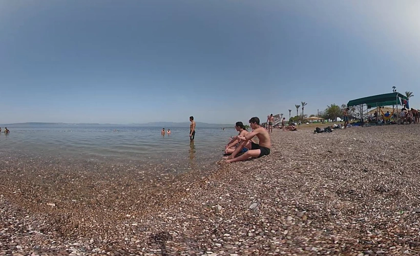 מטיילים רוחצים בכינרת