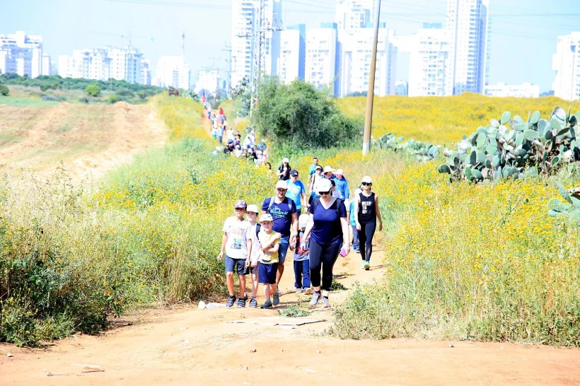 צעדת האביב ברחובות
