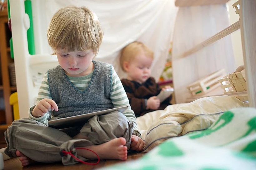 ילדים קטנים משתמשים בטלפונים