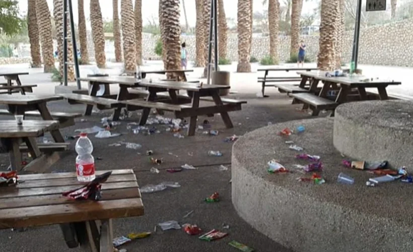 אשפה שהושארה על ידי מטיילים בנחל דוד