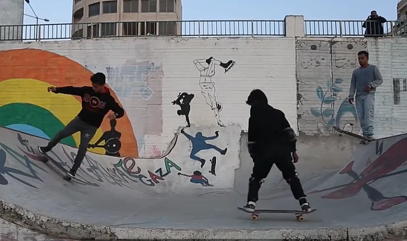 צעירים נוסעים ב''סקייט פארק''