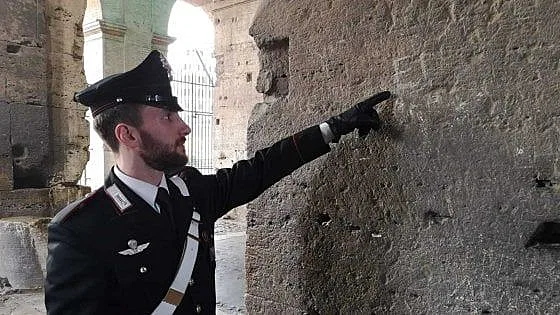 חריטת התיירת על הקולוסאום