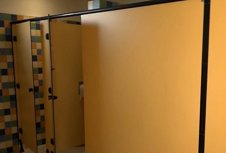 השירותים בפארק הירקון שבה בוצעה התקיפה