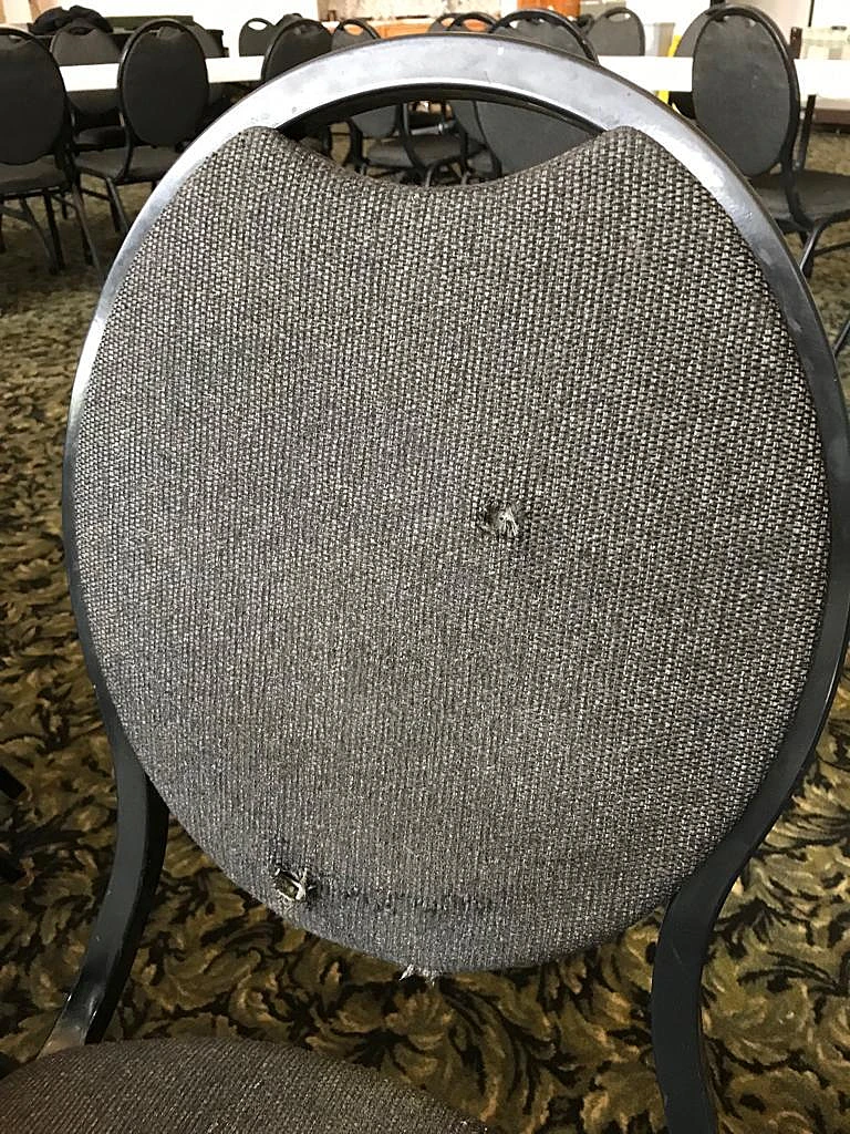 חורי קליעים בעקבות הירי בבית הכנסת