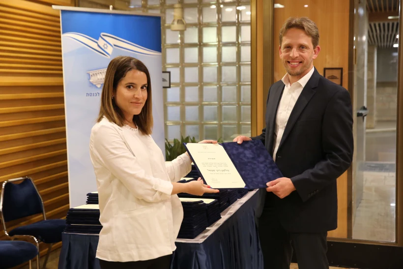 רועי פולקמן מקבל תעודת חבר כנסת