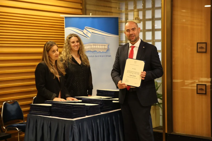 אמיר אוחנה מקבל תעודת חבר כנסת