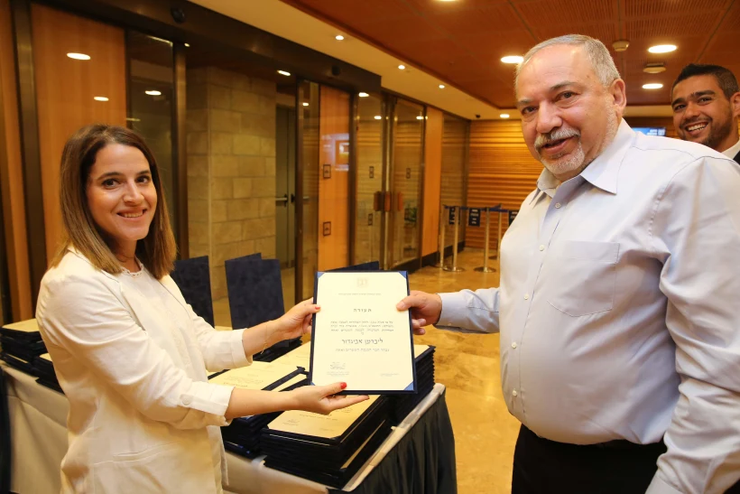 אביגדור ליברמן מקבל תעודת חבר כנסת