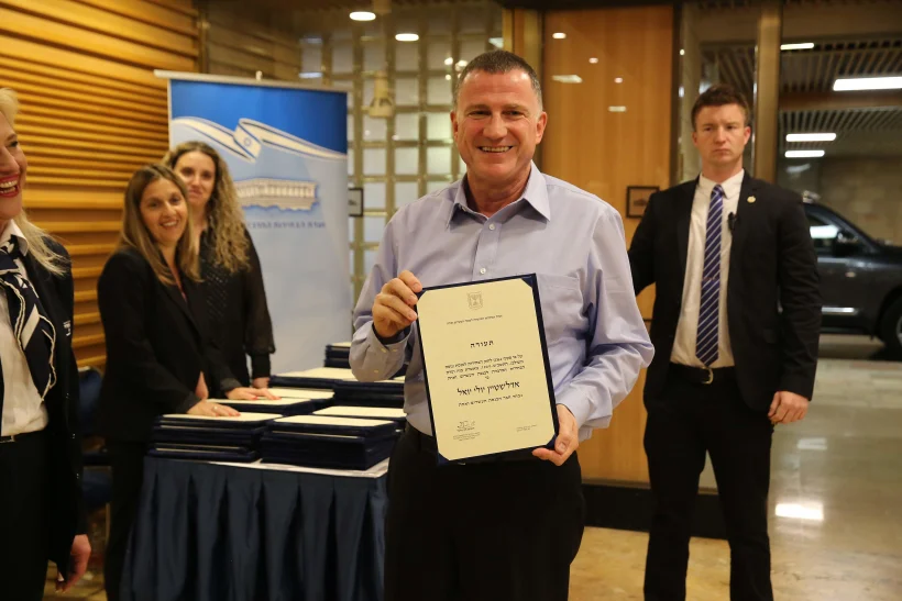 יולי אדלשטיין מקבל תעודת חבר כנסת