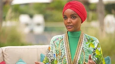 הדוגמנית הראשונה שהופיעה על מגזין ''ספורסטס אילוסטרייטד'' כשהיא לבושה חיג'אב ובורקיני