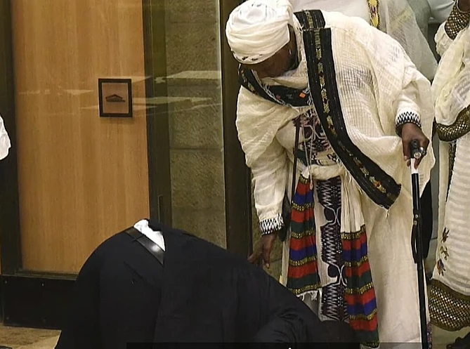 גדי יברקן מנשק את רגלי אימו