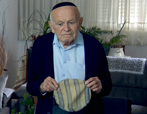 יוסף קליינמן, עם הכובע שלו מאושוויץ