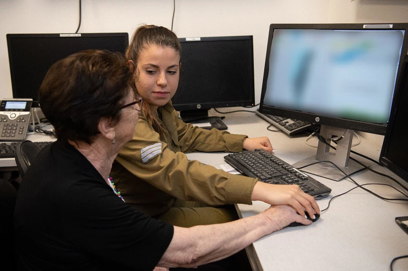 הפעלת הצפירה על ידי ניצולת השואה אידה בראונש ונכדתה סמל איה בראונשטיין