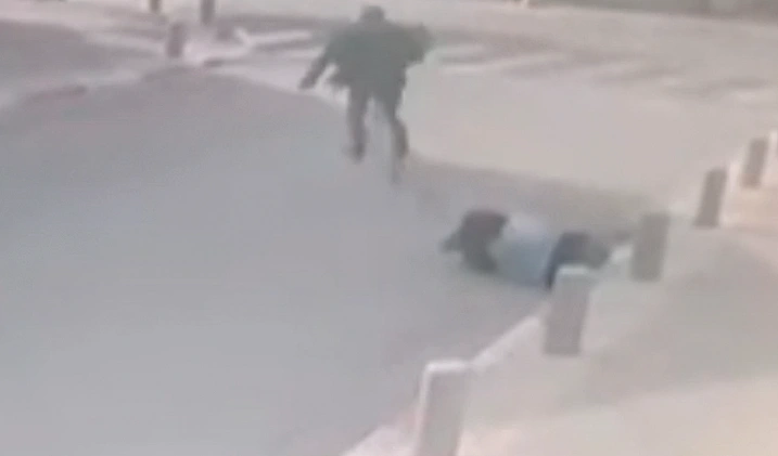 תיעוד ממצלמת אבטחה של תקיפת עובר אורח בת''א