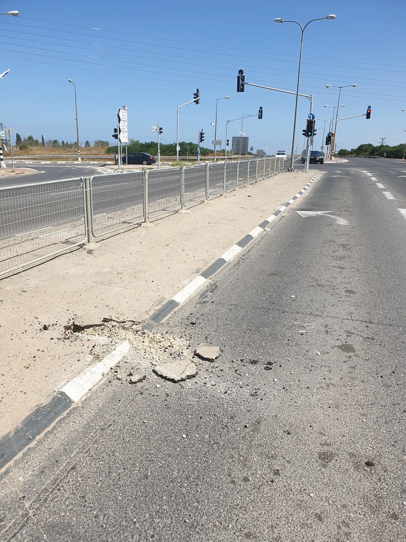 נפילת רקטה בכביש 4