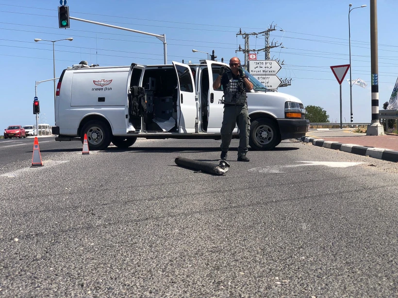 נפילת רקטה בכביש 4