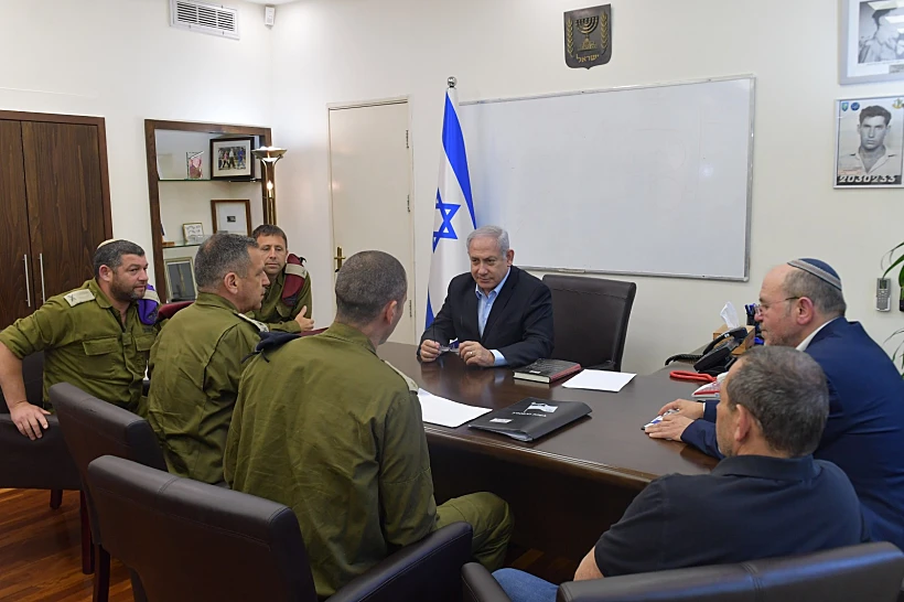 ראש הממשלה נתניהו והרמטכ''ל אביב כוכבי בהתייעצות בקרייה