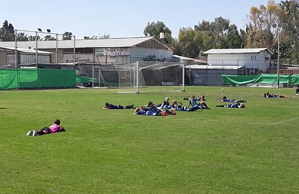 נשכבו על הרצפה בעקבות אזעקה באמצע המשחק