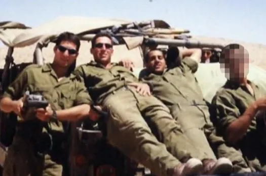 סגן אלוף מ' עם חבריו ליחידה