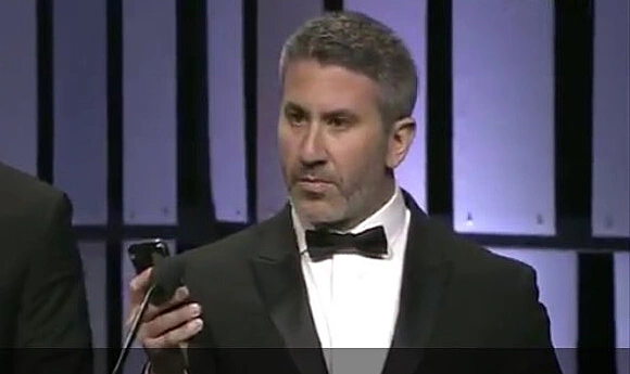 השף מייקל סולומונוב ברגע קבלת הפרס