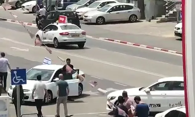 אנשים בת''א עוצרים ועומדים בגלל הצפירה שנשמעה בת''א