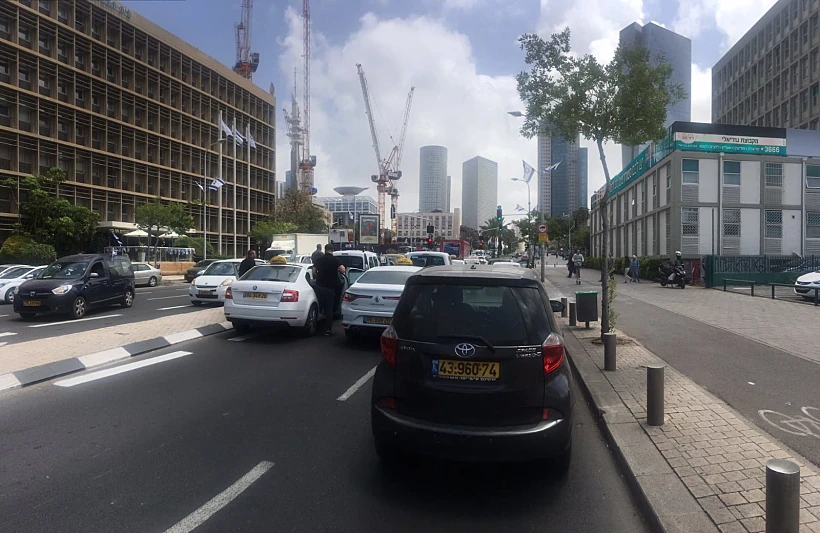 אזרחים בתל אביב עוצרים ועומדים בגלל הצפירה שנשמעה