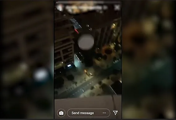 תיעוד של זוג אנשים זורק צלחות ממרפסת בניין בת''א