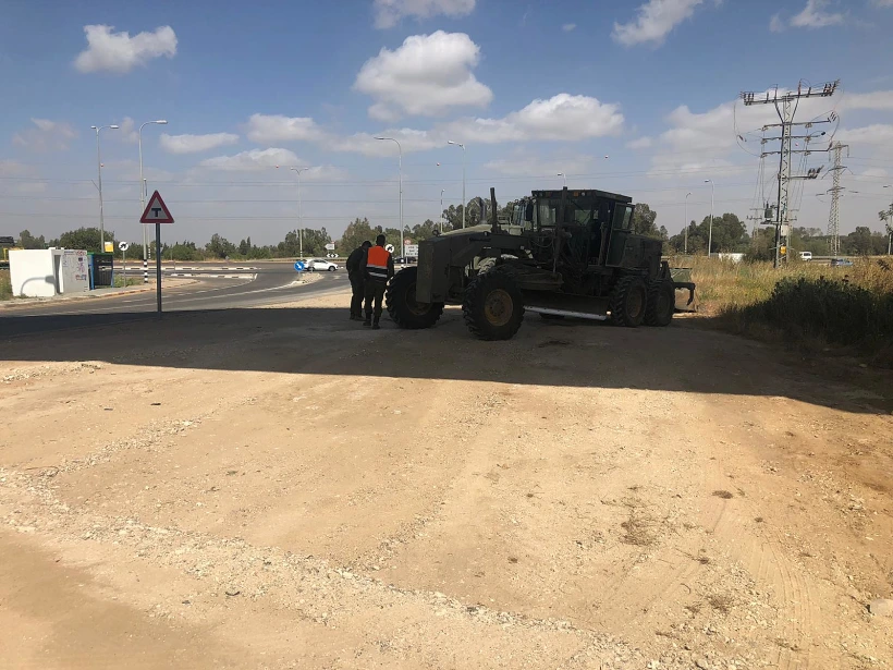 בניית קיר המגן סמוך לאזור שבו פגע טיל הנט ברכב