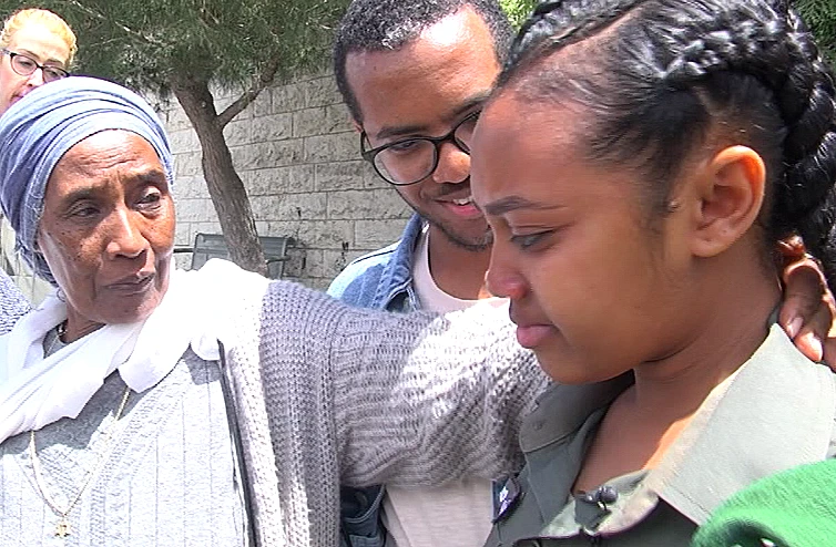 משפחתו של טהיו במקום הפיגוע