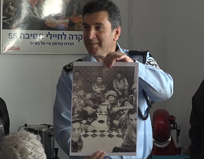 ניצב יורם הלוי עם התמונה המפורסמת