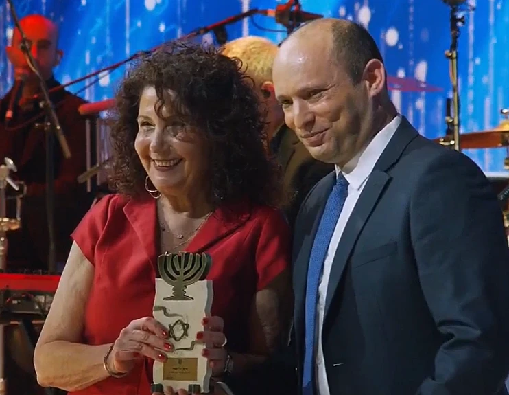 פרופסור עדי קמחי עם הפרס