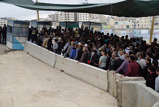 פלסטינים באחד המעברים מיהודה ושומרון לירושלים