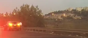 מתפלל בשולי הכביש