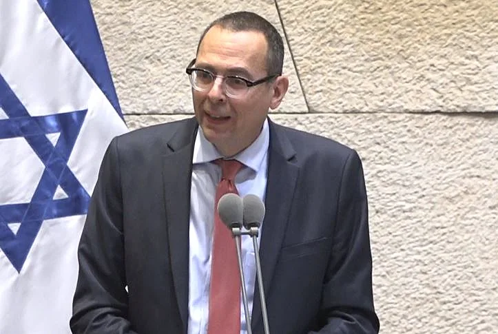 צבי האוזר נואם במליאת הכנסת
