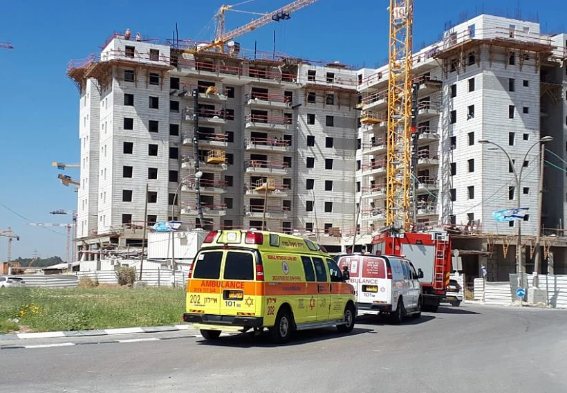 זירת האירוע ביבנה בה קרסו חלקי מנוף