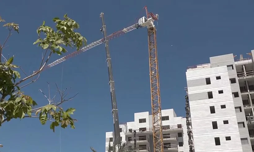 זירת האירוע ביבנה בה קרסו חלקי מנוף