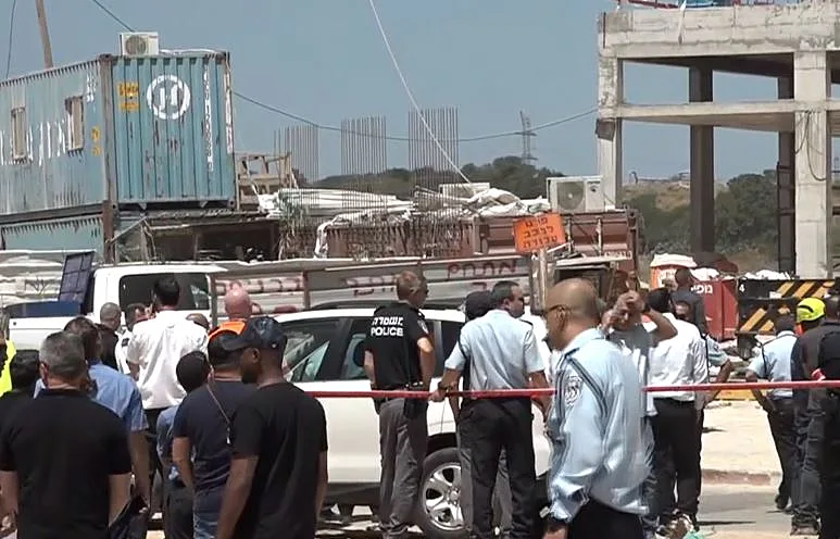 זירת האירוע ביבנה בה קרסו חלקי מנוף