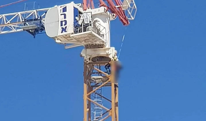 זירת האירוע ביבנה בה קרסו חלקי מנוף