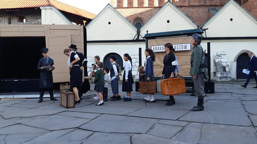 ילדים בהצגה לזכרו של קורצמן