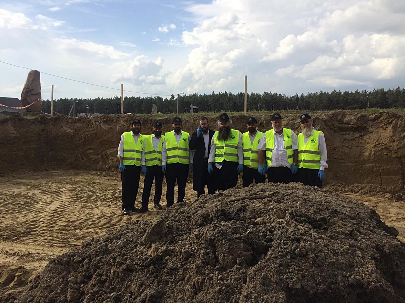 משלחת מתנדבי זק״א שנסעו להביא שרידי גופות מתקופת השואה