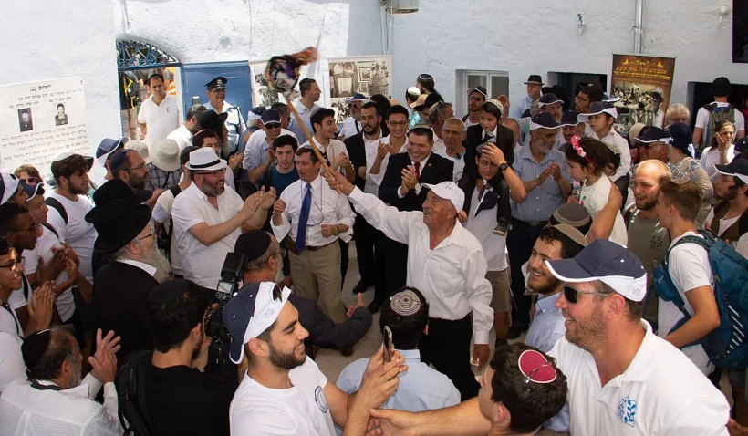 תהלוכת ספרי התורה שיוצאת מצפת לציון הרשב''י במירון