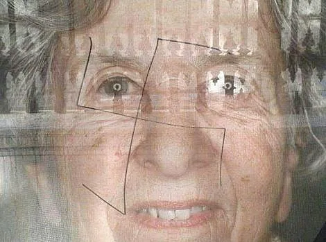 צלב קרס שרוסס על תמונה של ניצולת שואה בתערוכה בוינה