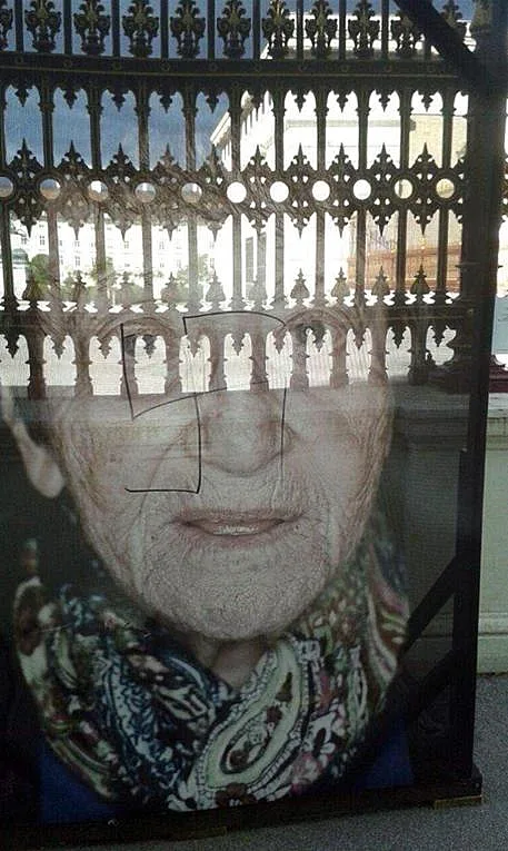 צלב קרס שרוסס על תמונה של ניצולת שואה בתערוכה בוינה