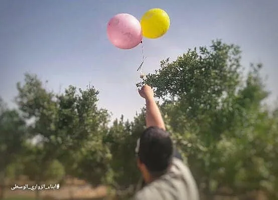 יחידת הבלונים ''אבנאא' א-זוארי'' מעזה מהפרחת בלונים (ארכיון)