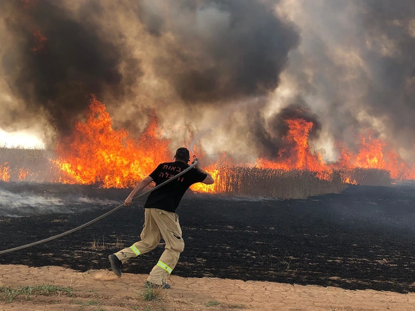 שדות בנחל עוז עולים באש