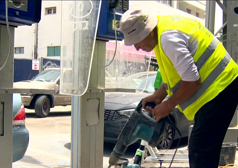 עובדי עיריית תל אביב מסירים טלפון ציבורי