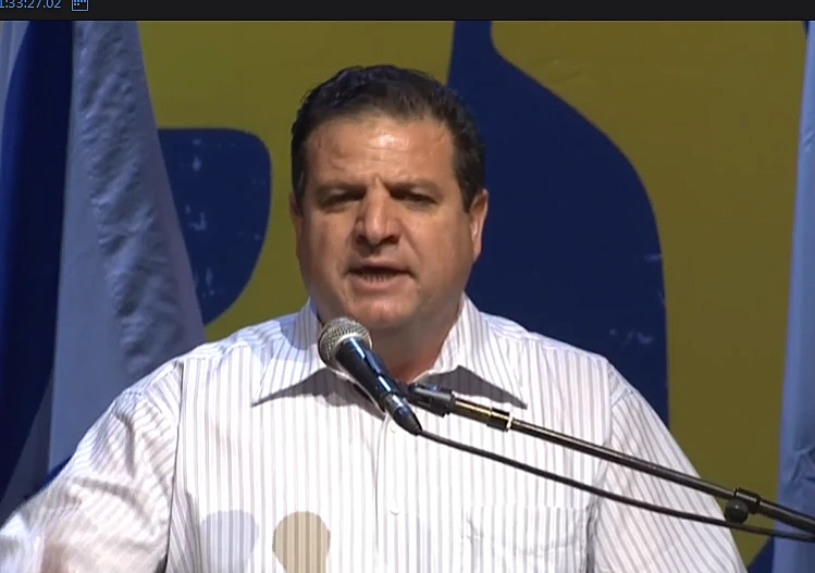 איימן עודה בהפגנת האופוזיציה בתל אביב
